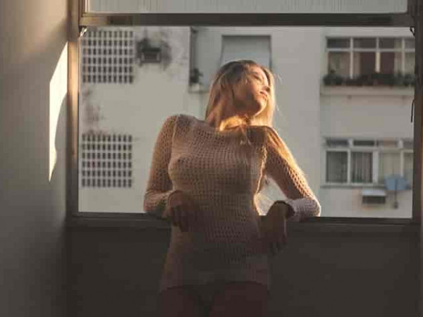 Картинки по запросу Ֆրանսիացի Անդրե Դե Դյեն լուսանկարչության պատմության մեջ հիշվում է՝ շնորհիվ երիտասարդ Մերլին Մոնրոյի լուսանկարների: Սակայն նրա նկարադարանը հարուստ է տարբեր ոճերի բազում լուսանկարներով՝ բնություն, դիմանկարներ և հիասքանչ, ռոմանտիկ ու ոգեշնչող նյու: Դե Դյենը ծնվել է Թրանսիլվանիայում՝ 1913 թվականին: 15 տարեկանում, մոր ինքնասպանությունից հետո նա թողել է հայրենի տունն ու մի քանի տարի ճանապարհորդել՝ հիմնականում ոտքով: Հայտնվելով Թունիսում՝ նա ձեռք է բերել իր առաջին՝ 35 мм Retina տեսախցկը: 1933-ին տեղափոխվել է Փարիզ, որտեղ ձեռք է բերել Rolleiflex և լրջորեն զբաղվել լուսանկարչությամբ: Նա համագործակցել է այնպիսի հայտնի ապրանքանիշերի հետ, ինչպիսիք են Associated Press-ը, Esquire-ը, Vogue-ն, Life-ը: 1944-ին արդեն հայտնի լուսանկարիչը տեղափոխվել է Քալիֆորնիա, որտեղ մասնագիտացել է նյու և բնապատկերային ոճերում: Իսկ մեկ տարի անց նրա կյանքում հայտնվել է նոր մուսա՝ 19-ամյա Նորմա Ջին Բայքերը՝ նույն ինքը՝ Մերլին Մոնրոն: Նրանց միջև կրքոտ սիրավեպ է սկսվել, որը ծնել է բազում գեղեցիկ լուսանկարներ: Նրանց ստեղծագործական համագործակցությունը տևել է մինչև 1953 թվականը: Ստորև ներկայացնում ենք Դե Դյենի՝ նուրբ էրոտիկայով համեմված նյու ոճի լուսանկարները: