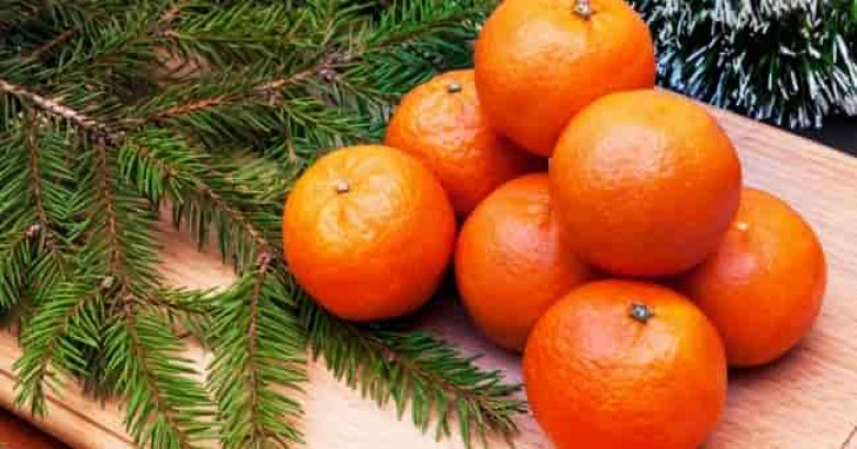 Мандарины белки. Мандарины новый год. Новогодний апельсин. Мандарины и елка. Елка с апельсинами.
